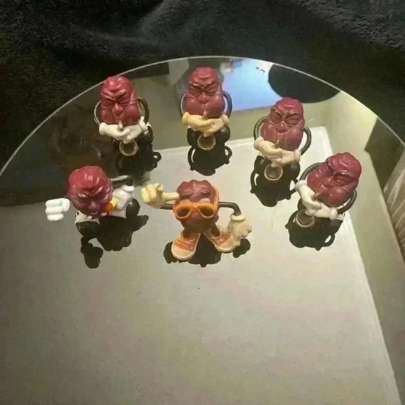 Vintage Set of  6 California Raisins collectibles. - Picture 1 of 9